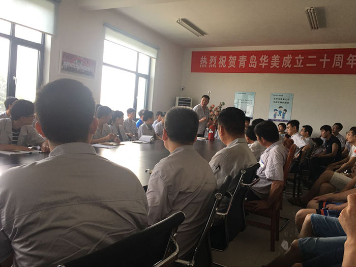 副總經(jīng)理張炳訓(xùn)現(xiàn)場(chǎng)操作示范滅火器的使用方法
